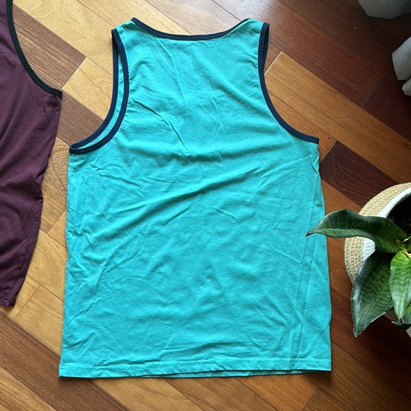 Set of Two Men’s Large Sleeveless Shirts with Contrast Pocket and Edging - Picture 10 of 10